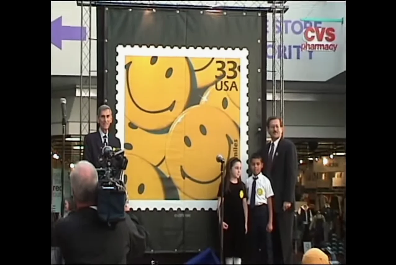在1999年首个“世界微笑日”上美国专利局展示了“哈维鲍尔笑脸”纪念邮票