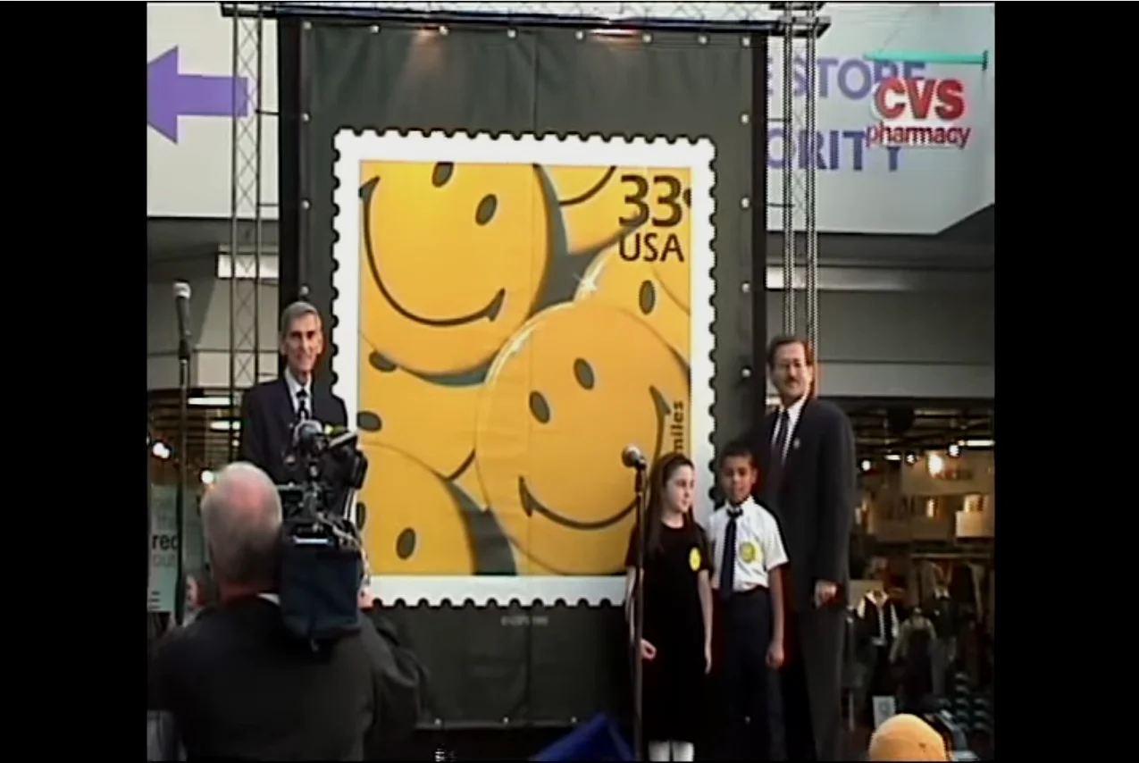 在1999年首个“世界微笑日”上美国专利局展示了“哈维鲍尔笑脸”纪念邮票