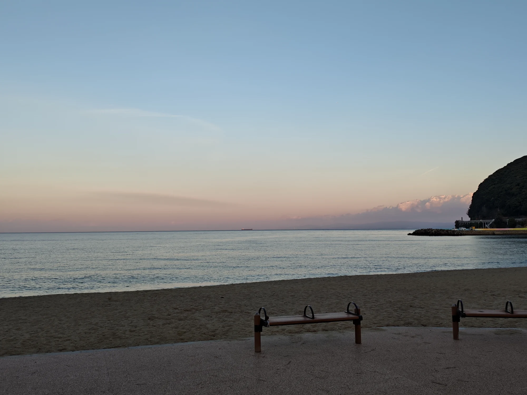 晚些时候海滩的落日