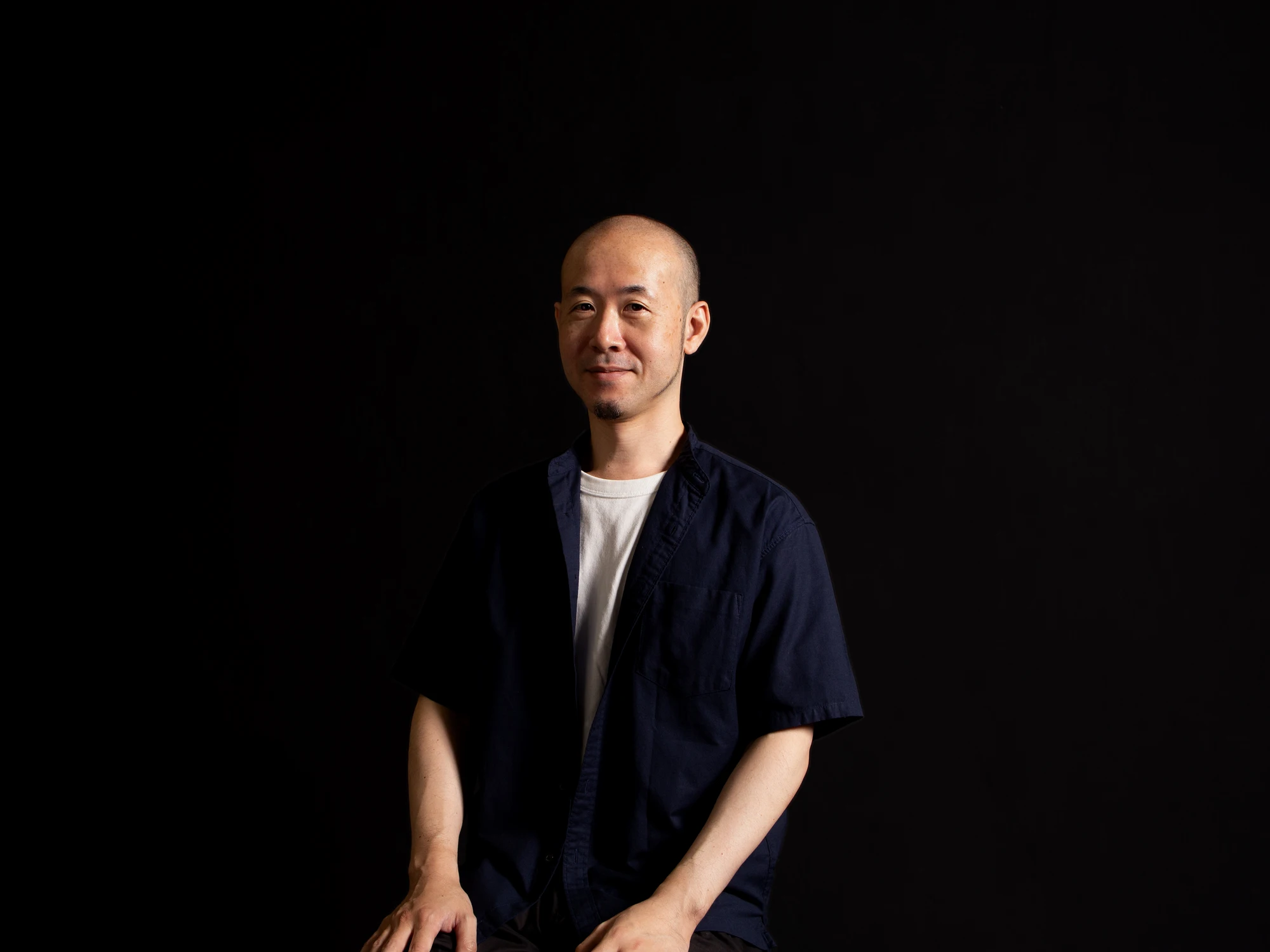 小林 元：包揽了“灵视异闻”系列的角色设计。曾担任“The World Ends with You”系列和《SCHOOLGIRL STRIKERS》等作品的角色设计。