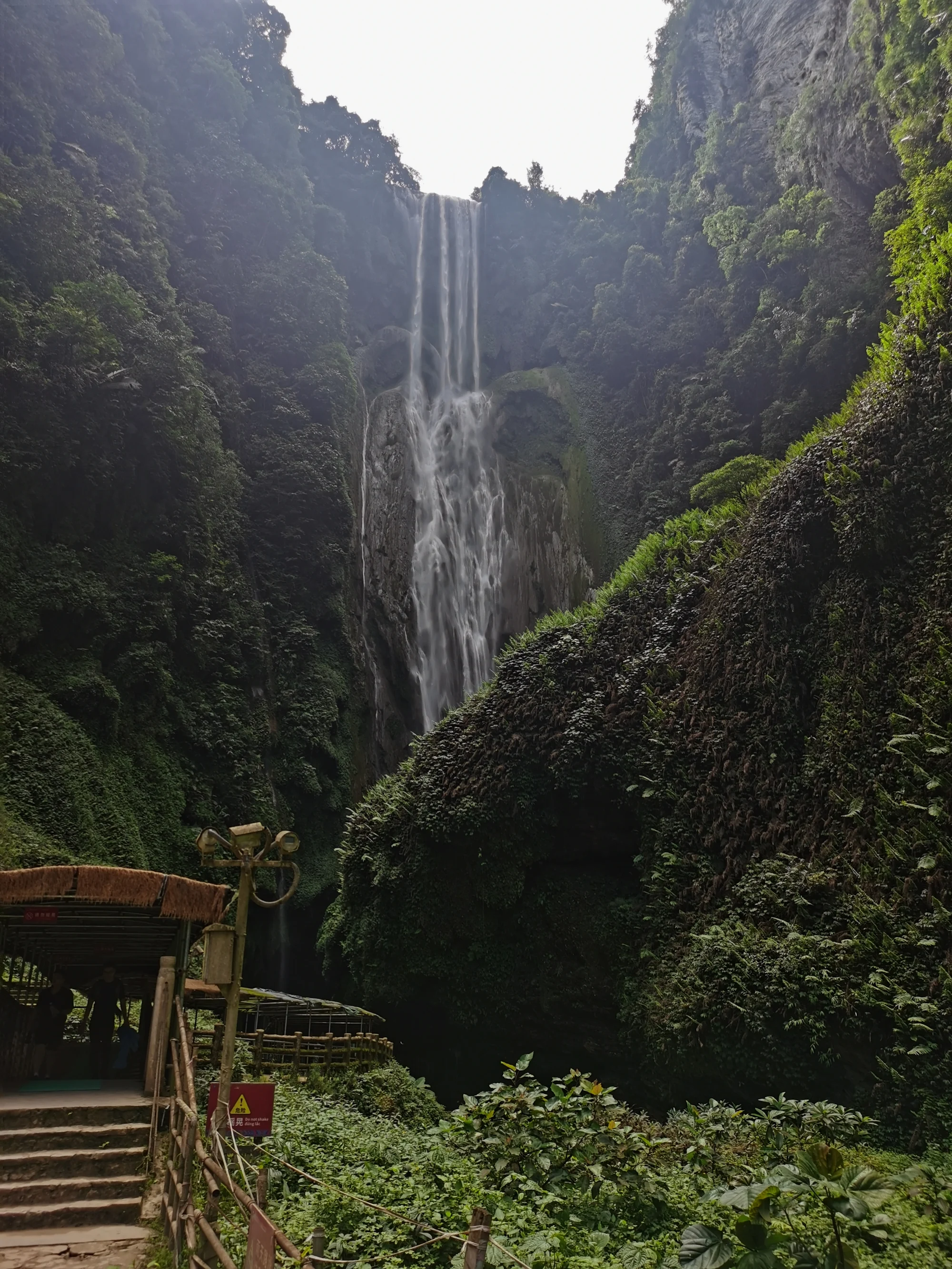通灵大峡谷瀑布前，当时我帮几个阿姨拍了个合影，完事她们也给我拍了一张，就不放出来了