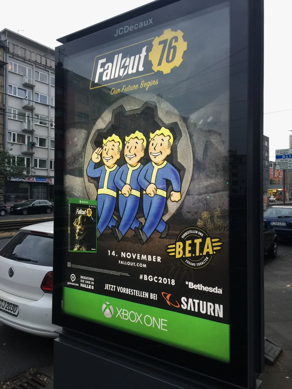 满城都是gamescom和《辐射 76》广告（最后有呼应）