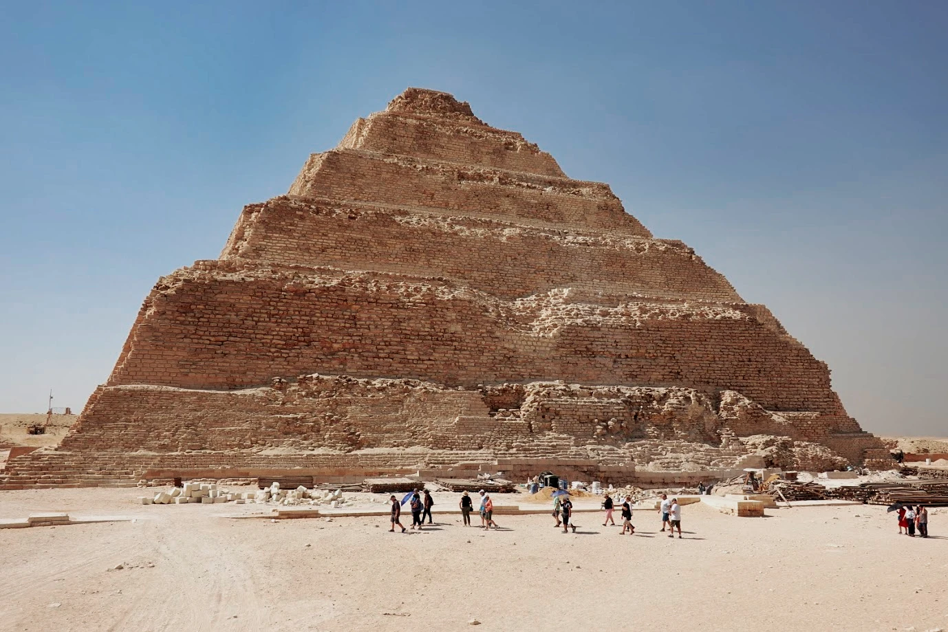 金字塔与游客