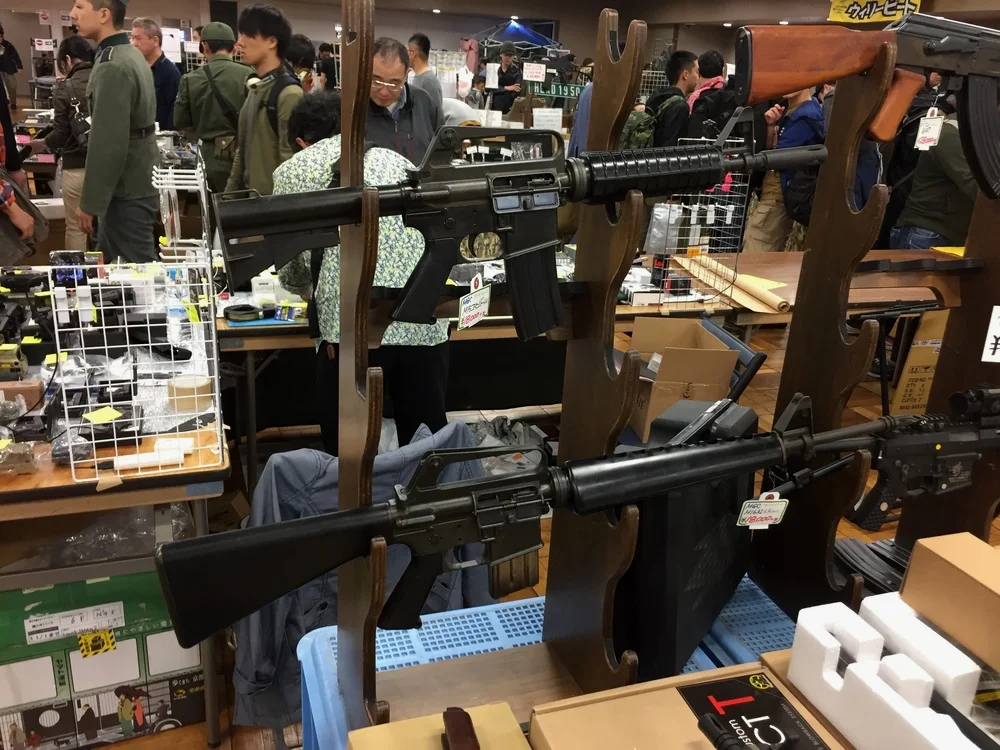 MGC生产的气动XM177和M16A1，AEG诞生之前的古董，玩家需要背着一个压缩气瓶给它供气