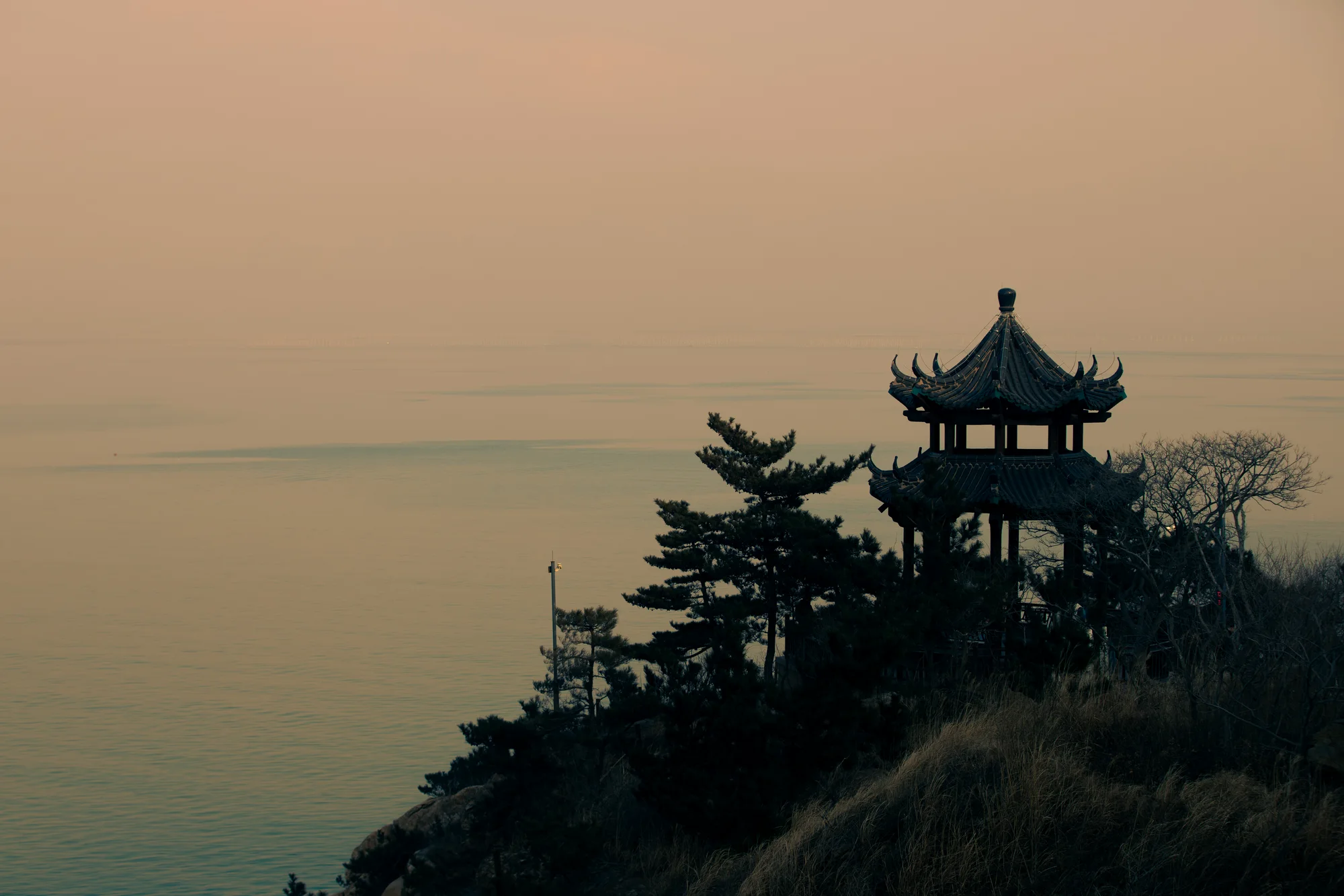 东邻界石，以观黄海