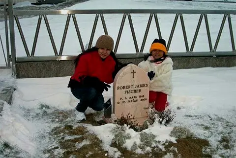 鲍比·费舍尔在雷克雅未克的墓地，合影者是他的“爱人”和女儿……