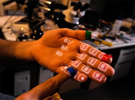 SixthSence使用者需要佩戴四种不同颜色指环， 用于计算机去感应以及区分不同手指