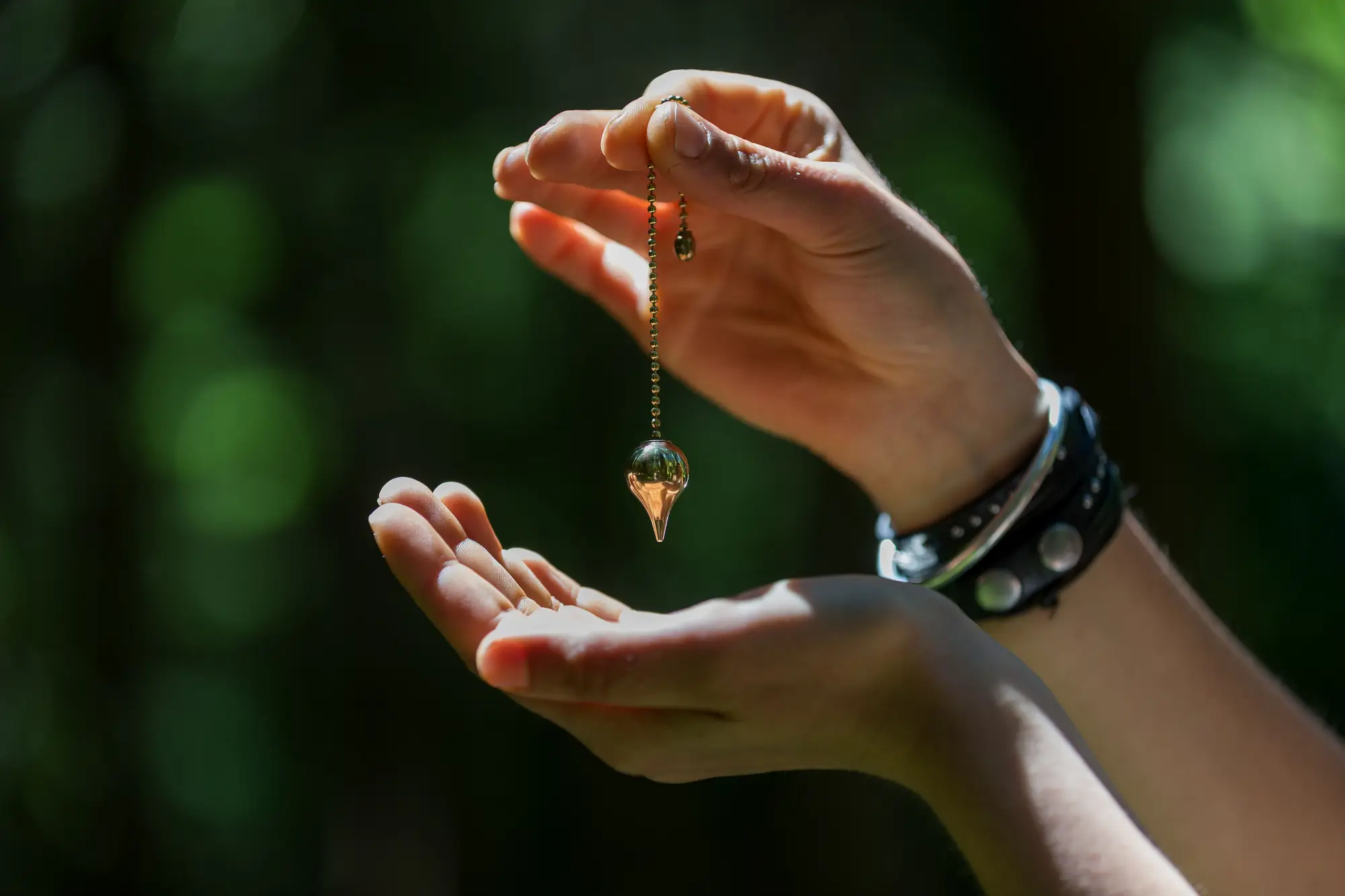 探查术（Dowsing），即使用摆锤，Y或L形的魔棒寻找某种事物——水、矿石或其他的玄学，起源于文艺复兴时的欧洲，并无科学性可言