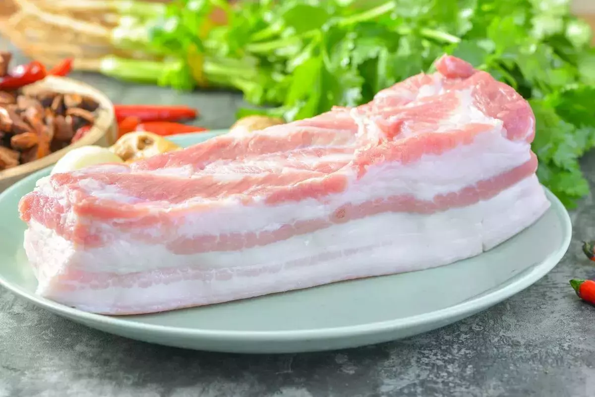 一块非常典型的上五花肉，肥瘦比例很不适合做热炒类菜式。图片来源：问小白