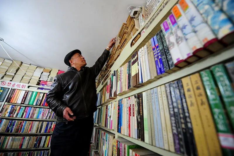 老板段存瑞。这个布局印象就非常深刻。除了周围这一圈，中间还有一个台子放满了书。但我印象里每次我去，老板都不是这位。