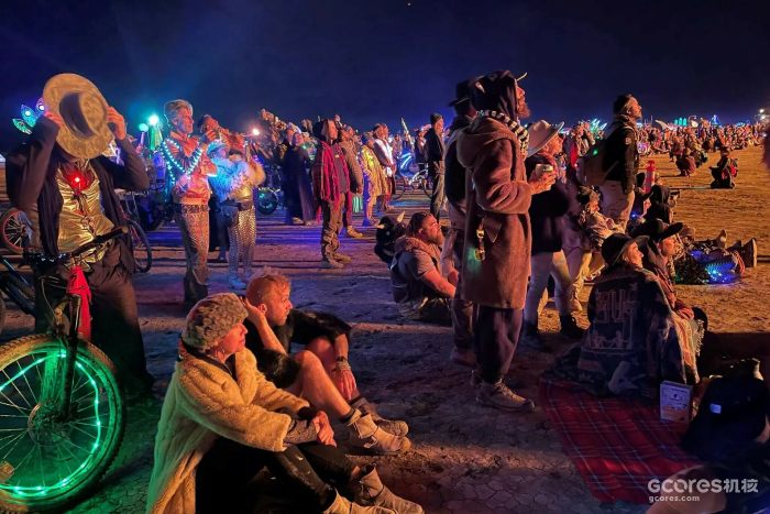火人节的活动者们在夜间聚在一起观看某件艺术作品的点燃仪式