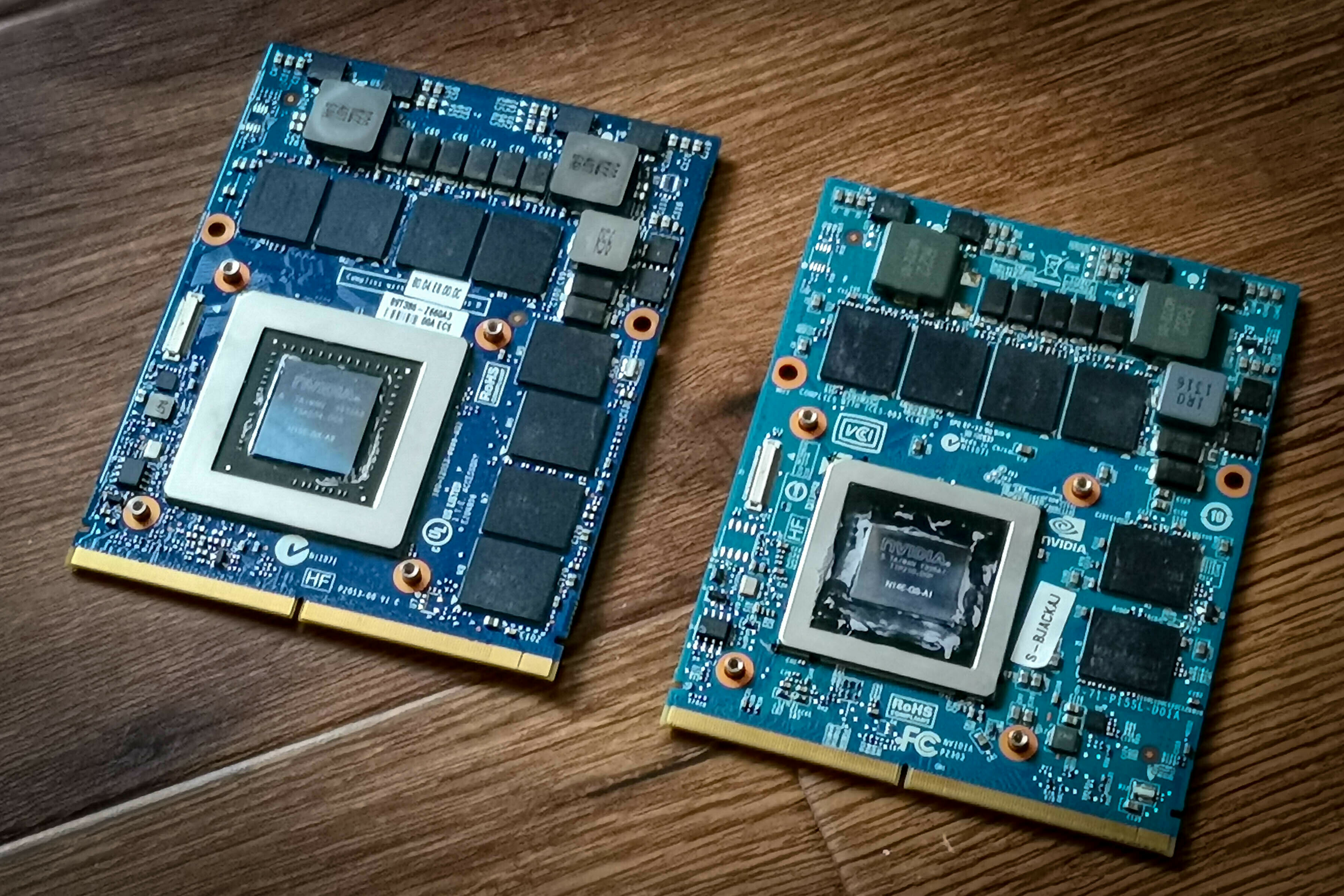 GTX770m（右）和GTX880m（左）