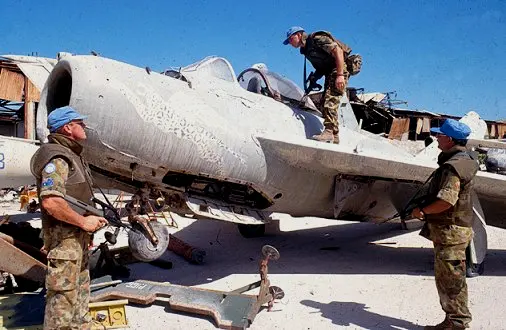 联索部队的士兵们正在检查一架索马里米格-17的残骸