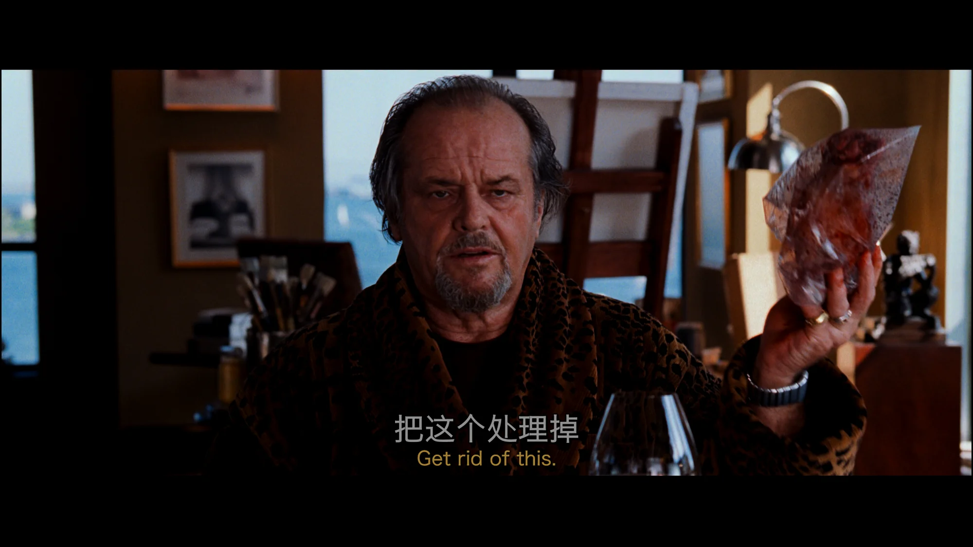 在餐桌上若无其事的拿出段手
