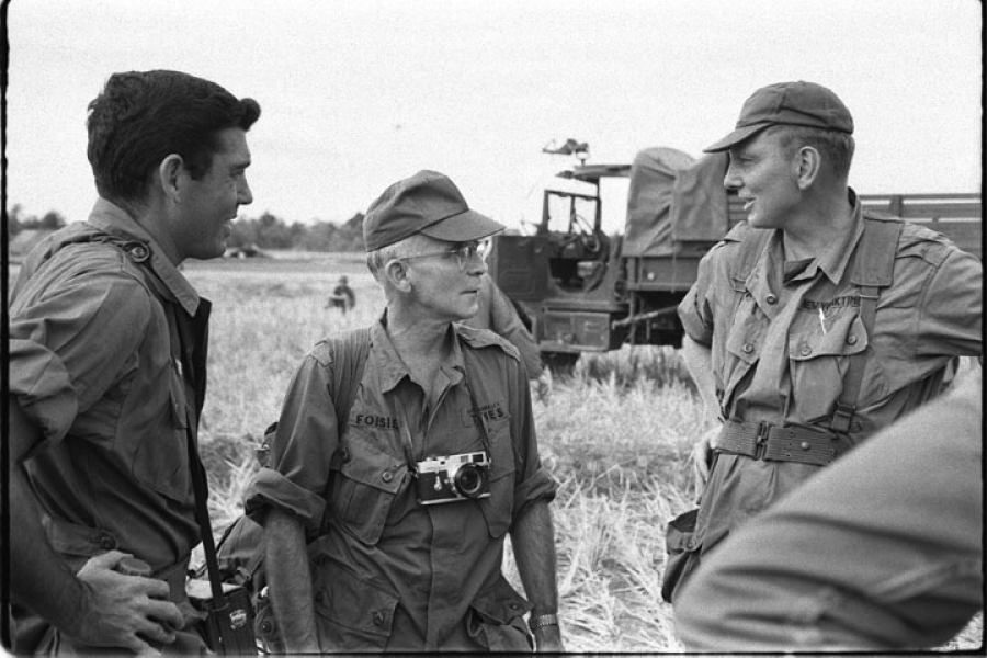图片中间的便是杰克·福伊西，他后来在朝鲜战争（抗美援朝）以及越南战争坚持报道，也成为了美国政府的心头患。图片拍摄于1966年