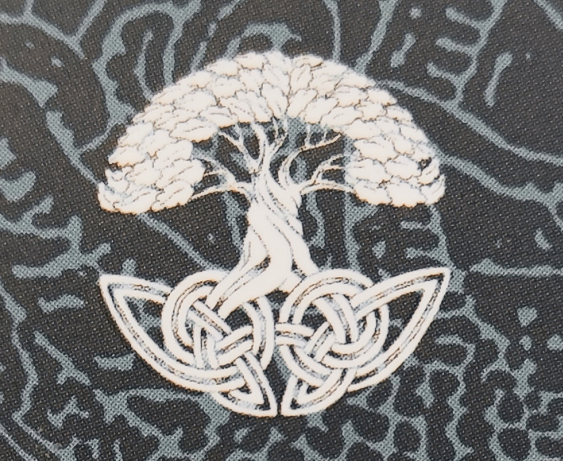 我的一本《凯尔特神话》书籍，封面为凯尔特生命之树纹样，构成根部的抽象线条为典型的凯尔特绳结模样