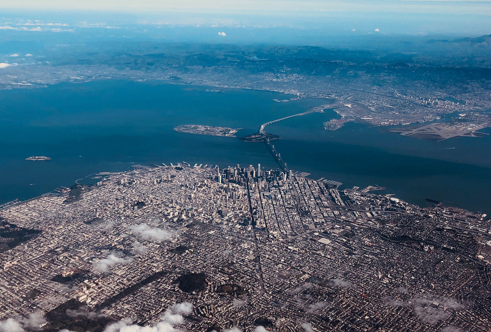 蔓延都市的意象可以从现实大都市的鸟瞰中得到体现。图为旧金山