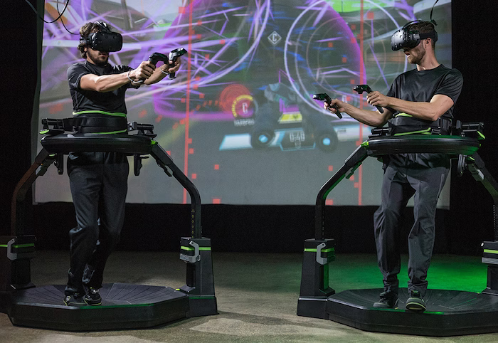 萬向跑步機搭配 VR 設備