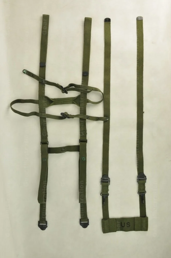 M-1956 装具里的睡袋捆具（左）和野战腰包背带（右）