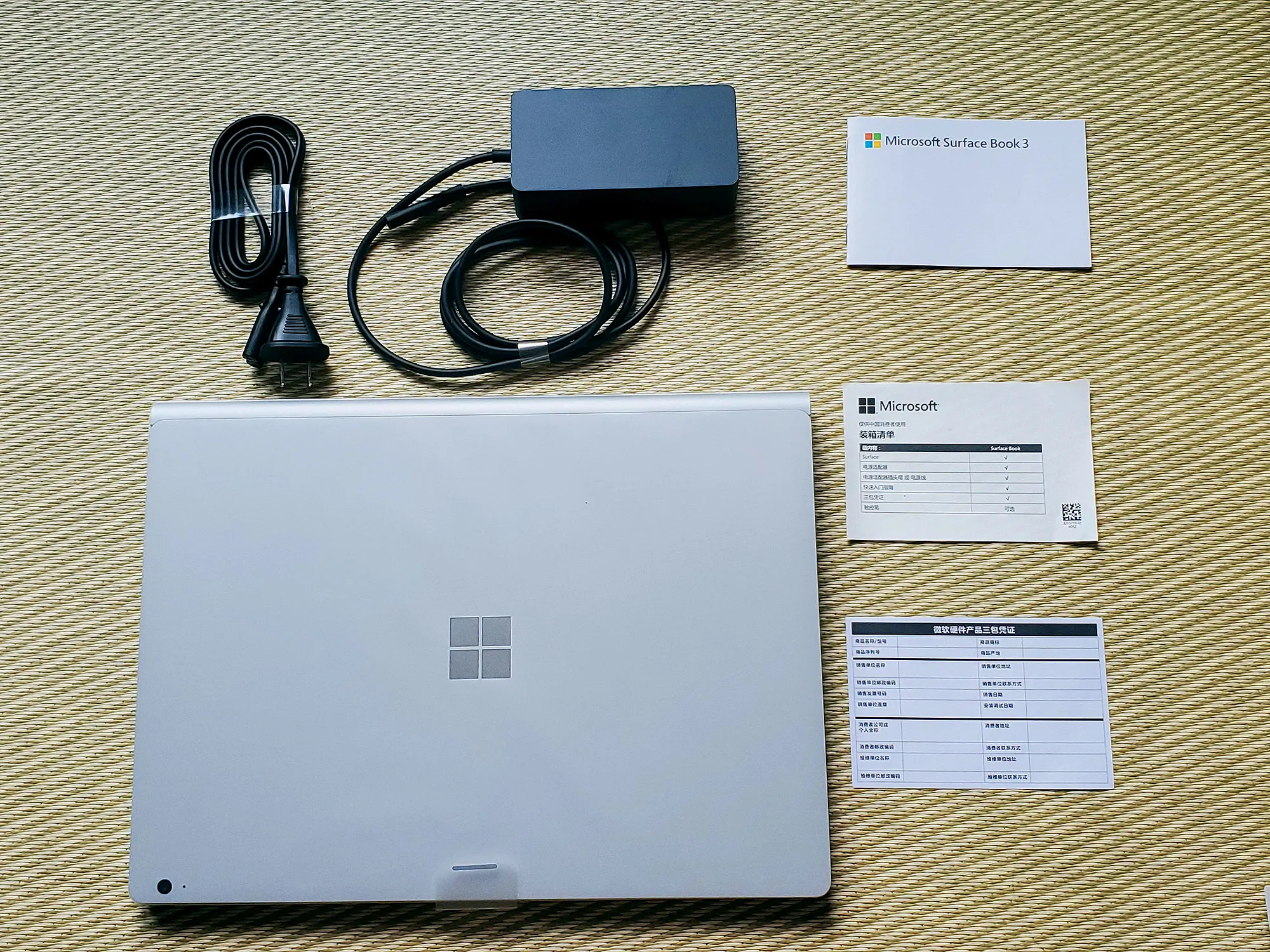 Surface Book 3 包装盒内的全部物品