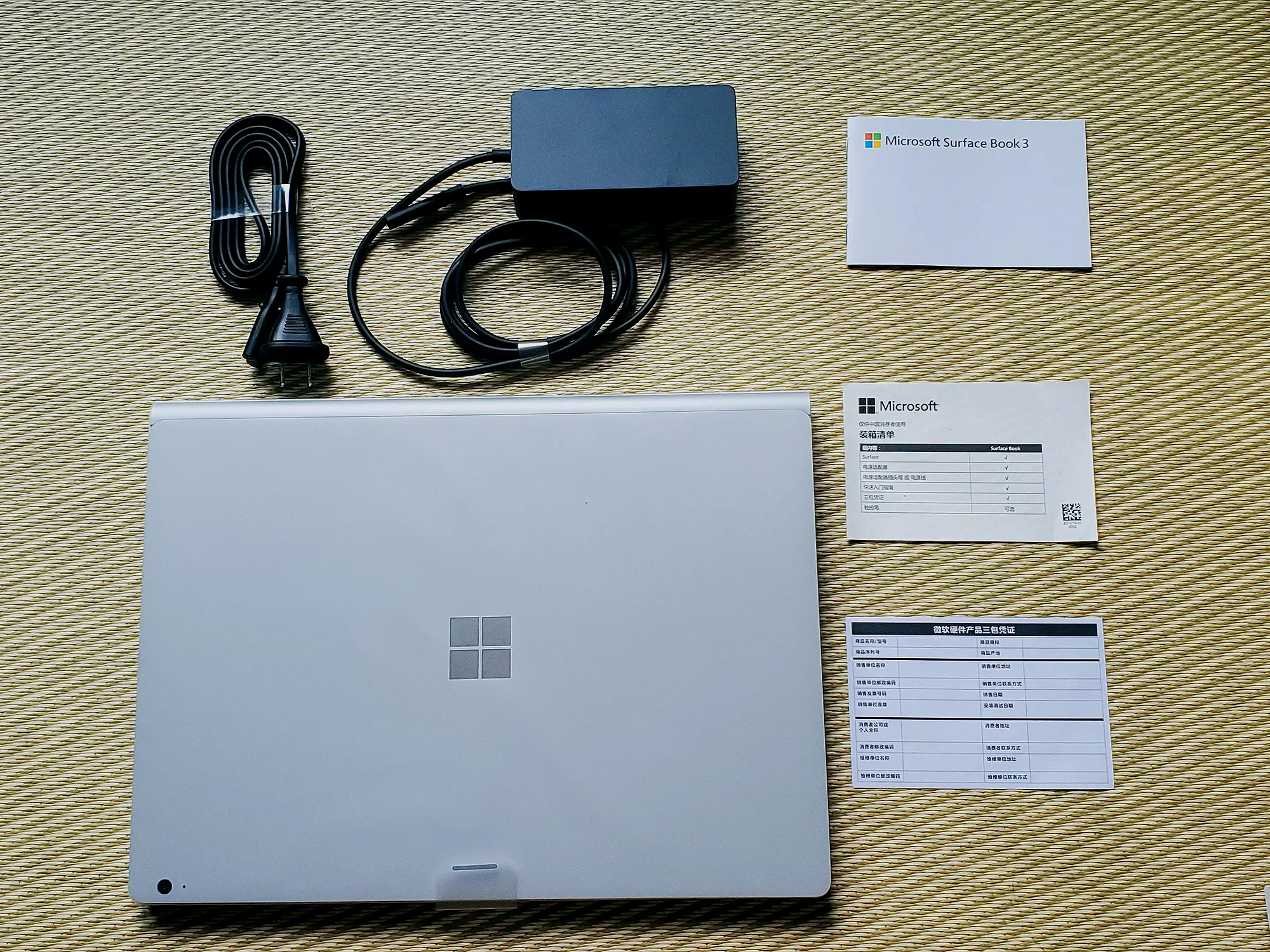 Surface Book 3 包装盒内的全部物品