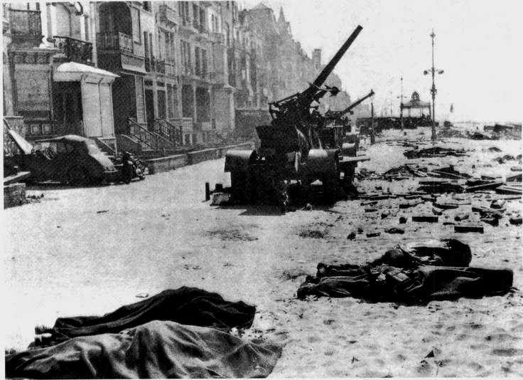 街上满是散落的英法联军装备和尸体