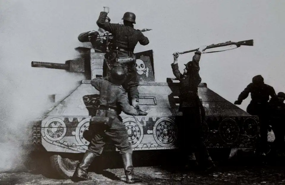 德军的普通步兵正在训练如何近战摧毁一辆坦克