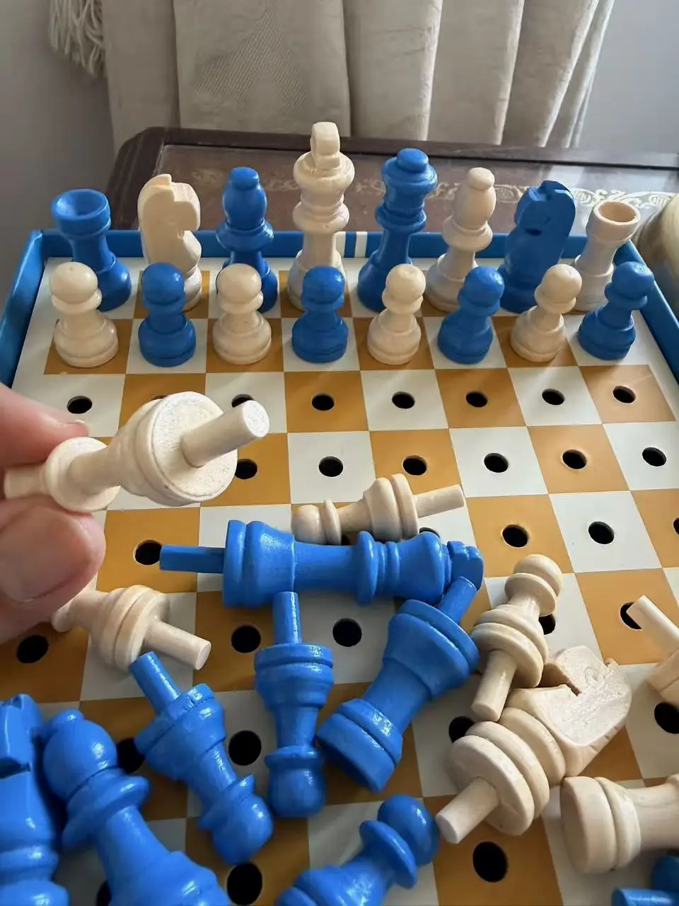 这些铆丁可以是直的，如该副套件。特别指出这套棋的棋盘是硬纸盒的，即便赶上圣诞节打折，我也是有点后悔不值。