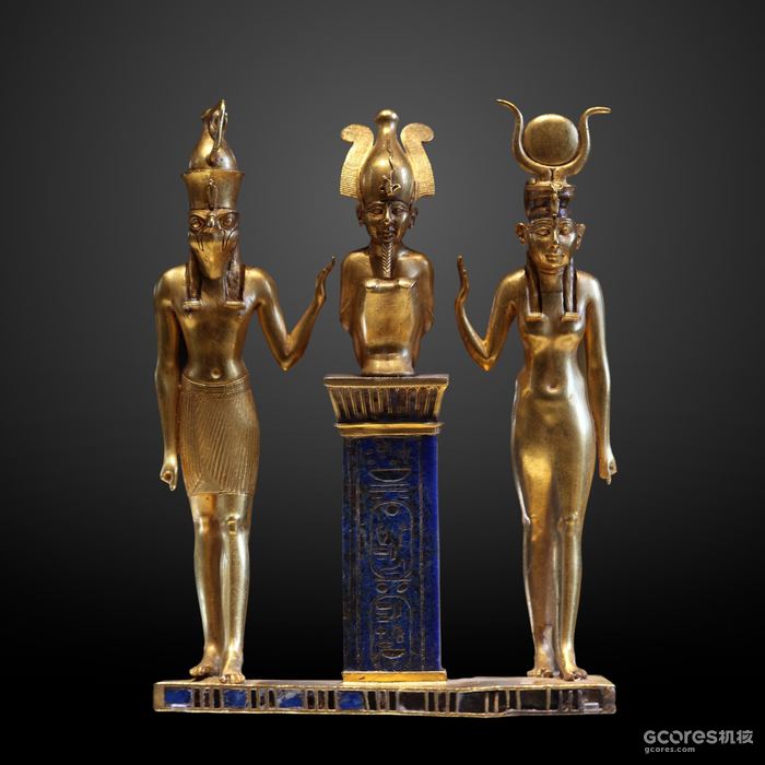 ▲图:奥西里斯的家人。奥西里斯坐在中间的青金石柱子上,左侧是荷鲁斯,右侧是伊希斯(第二十二王朝,巴黎卢浮宫)