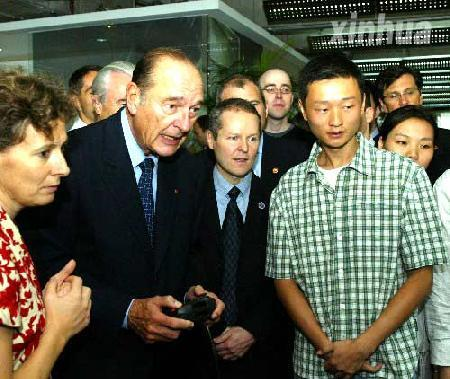 时任法国总统希拉克（左二手握手柄者）在上海访问期间到育碧上海  打电动× 视察他子民企业的海外分公司√  左一为时任育碧上海总经理戈翎女士,2004年