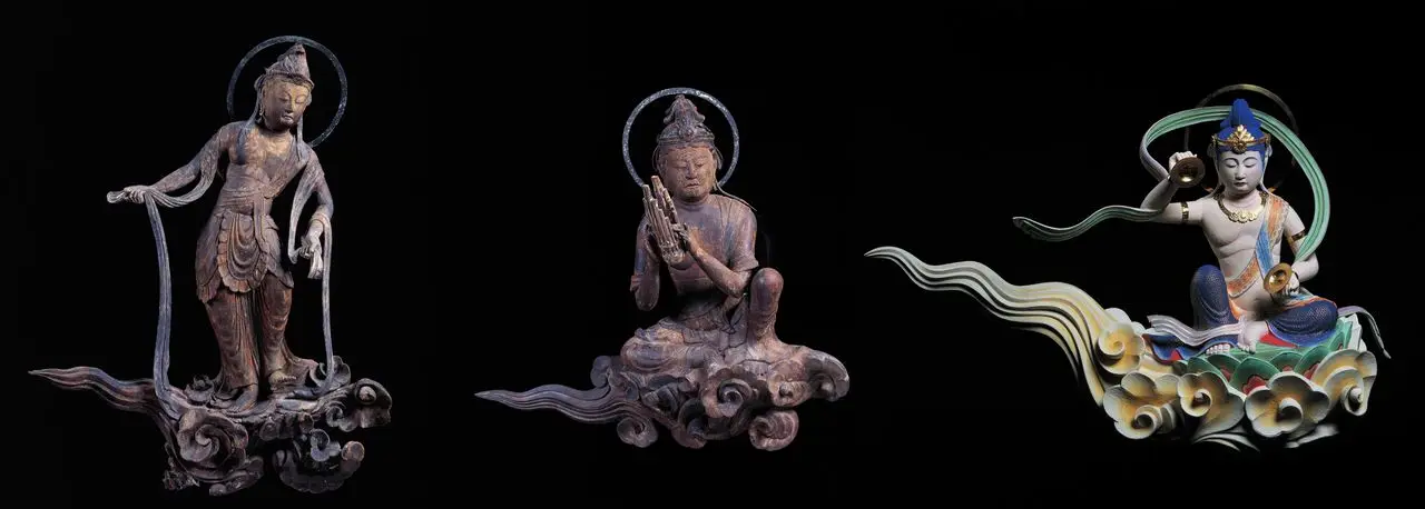 （左）南20号是一尊正在跳舞的菩萨，因其曼妙的身姿曲线而为人喜爱（中）南21号是一尊正在演奏雅乐管乐器笙的菩萨（右）南26号是复制品，还原了菩萨像制造时鲜艳色彩（图片：平等院）