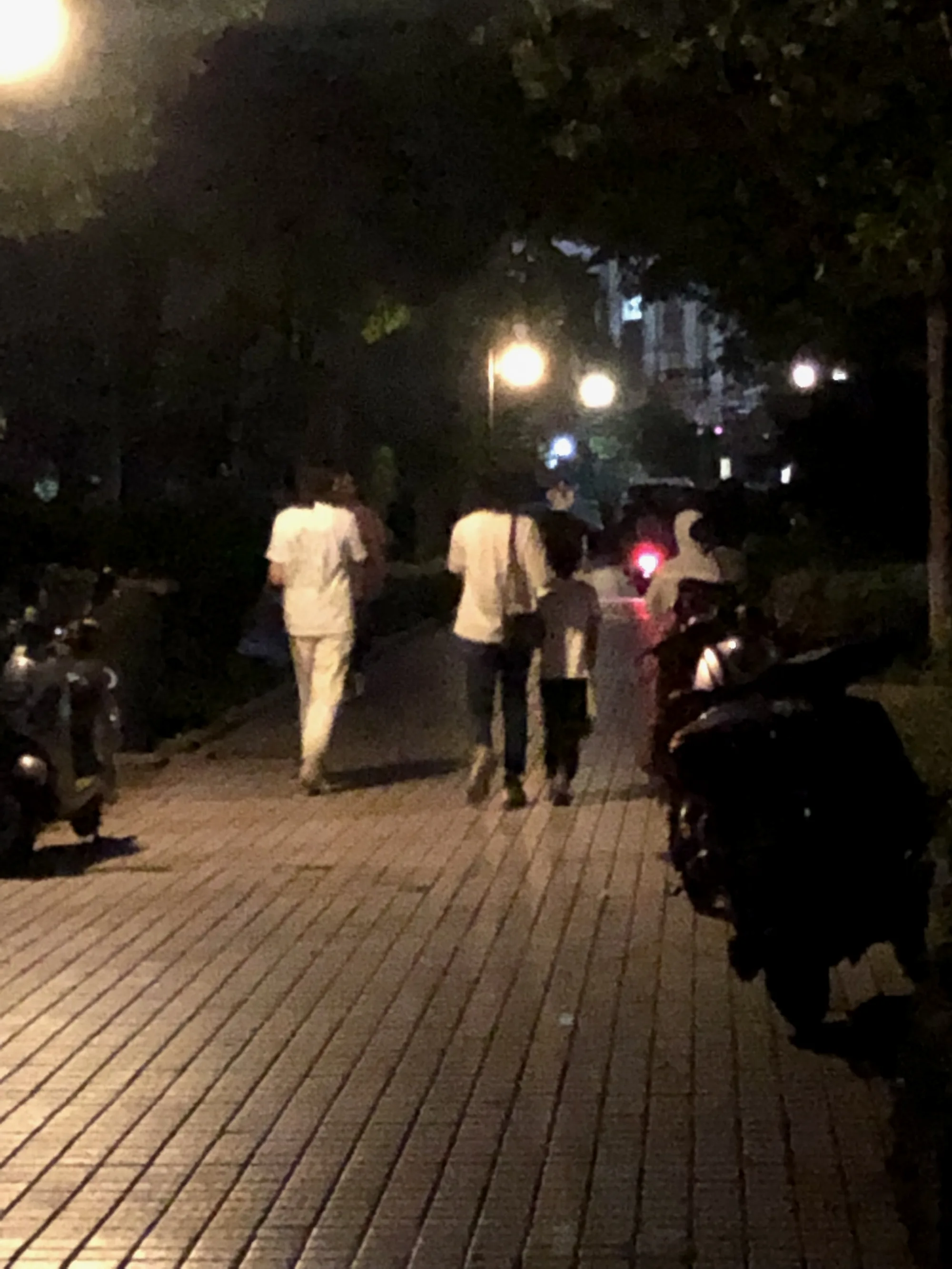 小学生与家长离开补课老师家