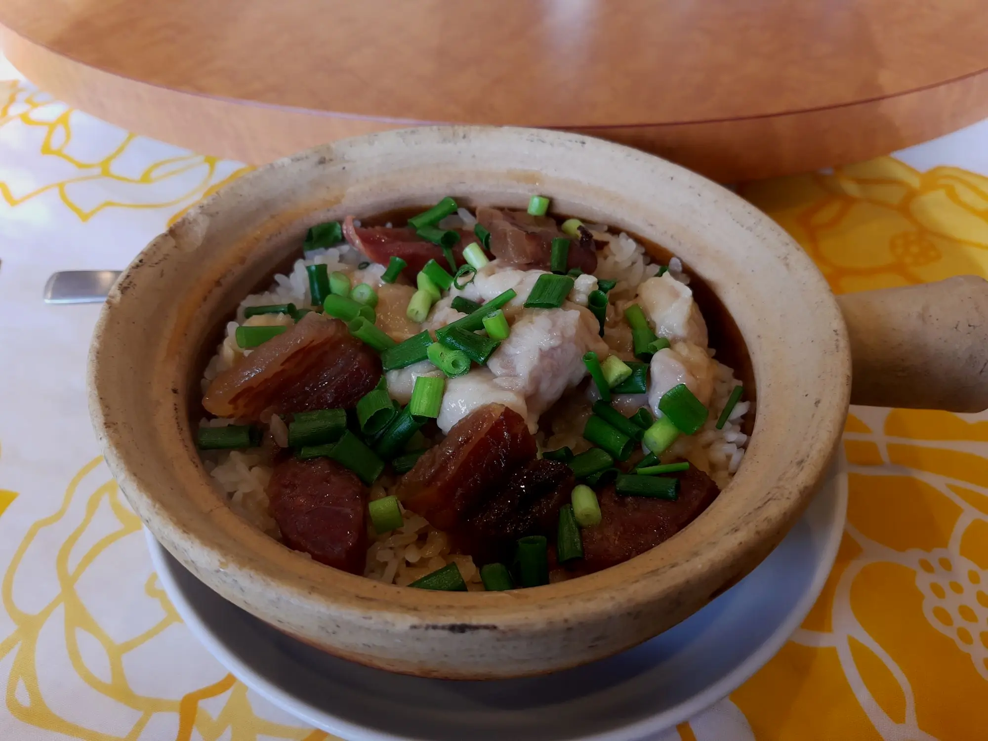 作为一个广东人，不看价格的话，这个腊肠煲宅饭的味道还算正常。