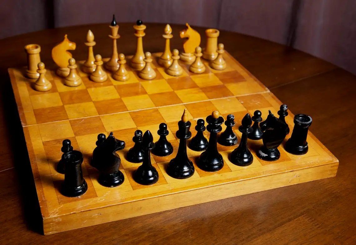 苏联象棋中的“拉脱维亚式”基本上就是原型了。可见符合了剧照中的几乎所有特征。苏联象棋几乎没有品牌概念，同样的设计在不同的玩具工厂区都可以制作。这就使得追溯设计者变得比较困难