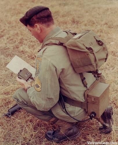 越战期间一名陆军特种部队上士用更提升带携带野战腰包，因为后腰位置被单兵定位器占了，资料来自 Vietnam Gear [1]
