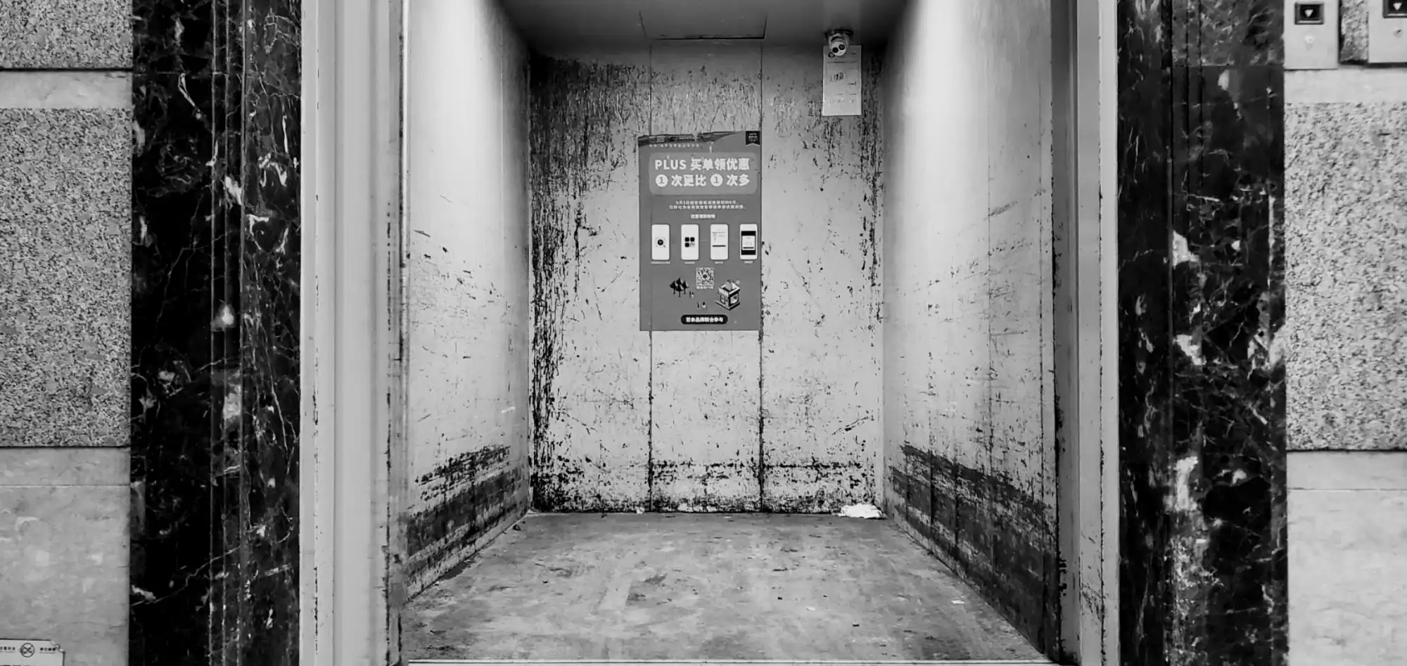 还有生机勃勃的运货电梯也展露出了平时不大能见到的亲切一面。