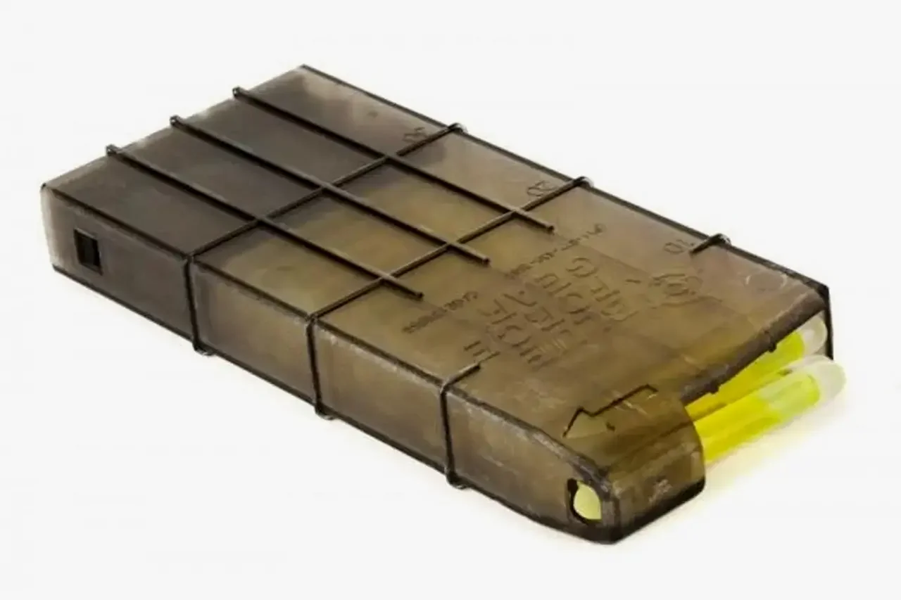 Blue Force Gear MARCO® Marking Light Dispenser，这个东西的用途是收纳2英寸迷你化学荧光棒，可以在将荧光棒从“弹匣”里推出的时候激活发光。这种小型荧光棒的作用是在低光复杂环境里标记走过的路径