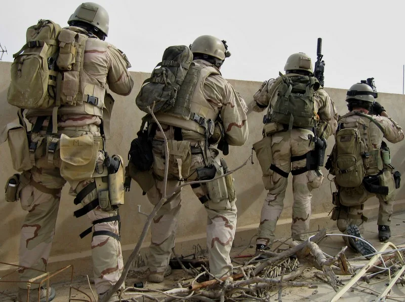 2006年美军在伊拉克费卢杰的“拉马迪战役”（Battle of Ramadi）。由于流出的照片清晰度很高而且角度很全，这套海军“海豹”在一处屋顶防守阵地的照片在军品圈一直是个热门造型