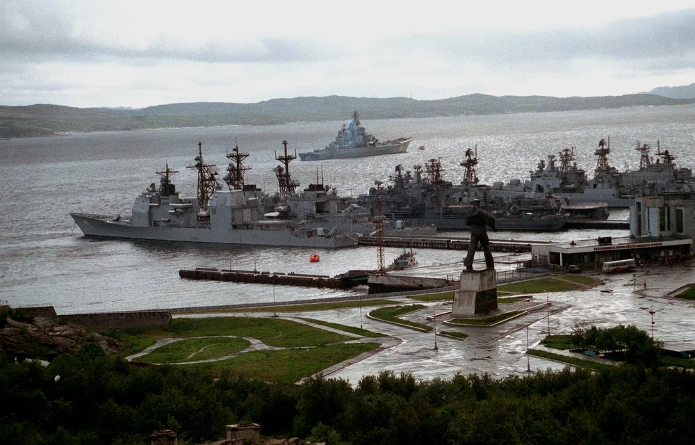 “约克城”号巡洋舰访问北莫尔斯克，背景中可以看到一艘“基洛夫”级巡洋舰