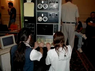 这是游客在2001年“老式电脑节”（Vintage Computer Festival）上用PCP-12玩控制台版《太空战争》