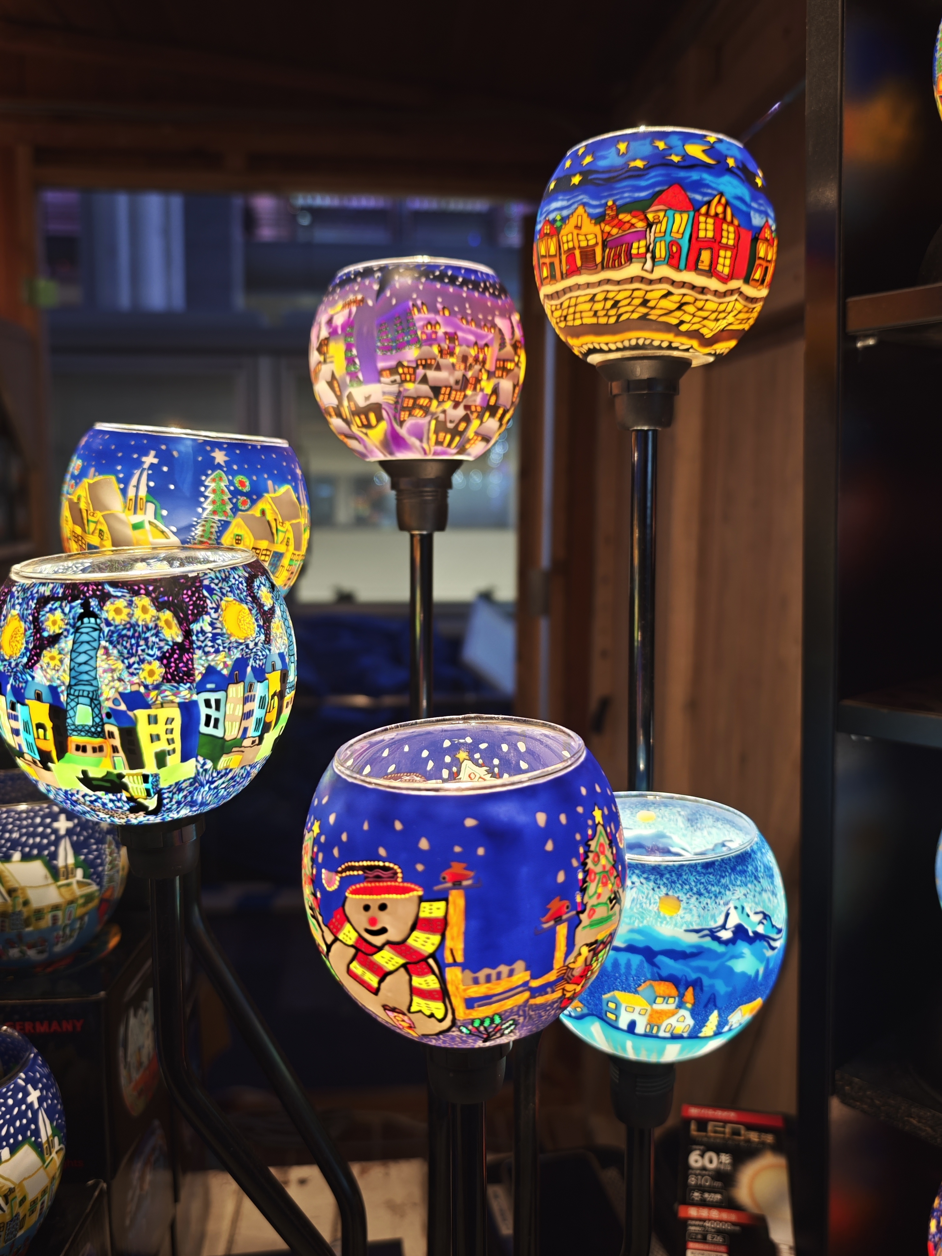 站前圣诞集市贩卖的装饰灯