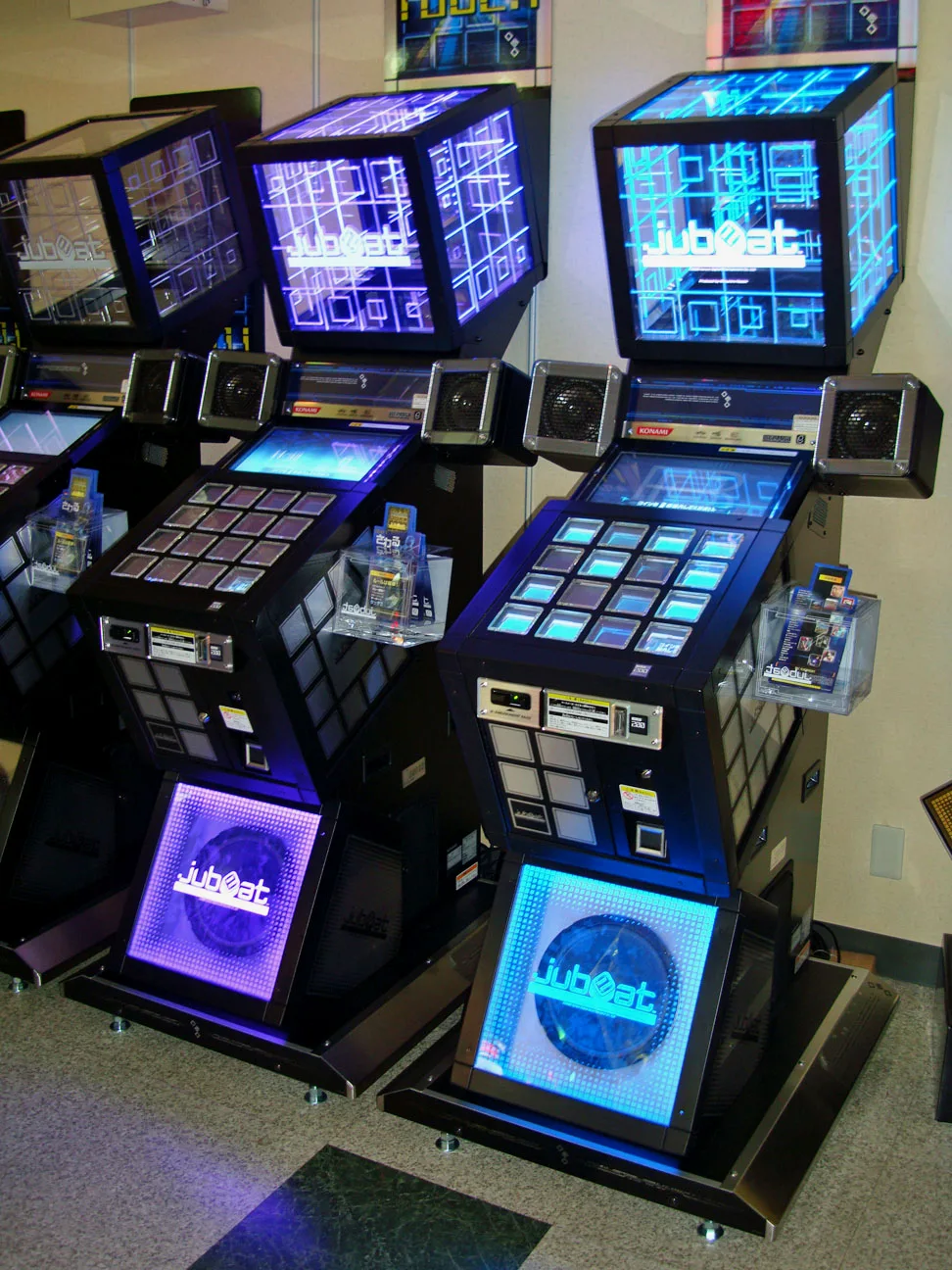 会发出巨响以及导致玻璃击打强迫症的巨大魔方……Jubeat
