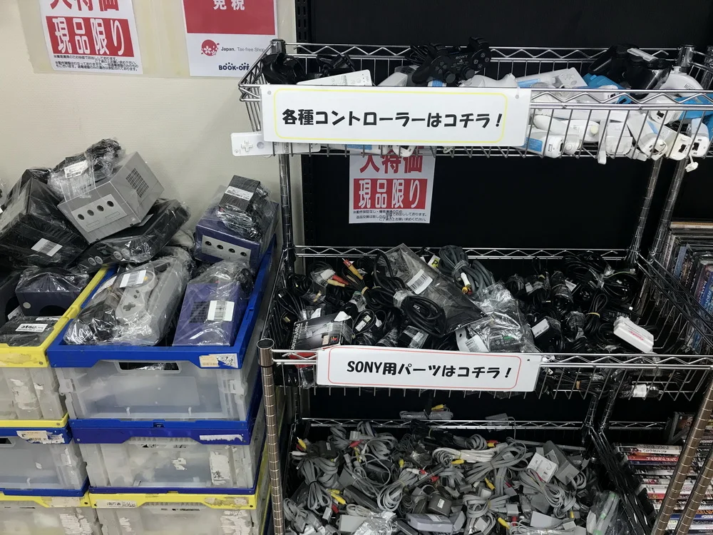 店内有少量中古游戏主机和配件