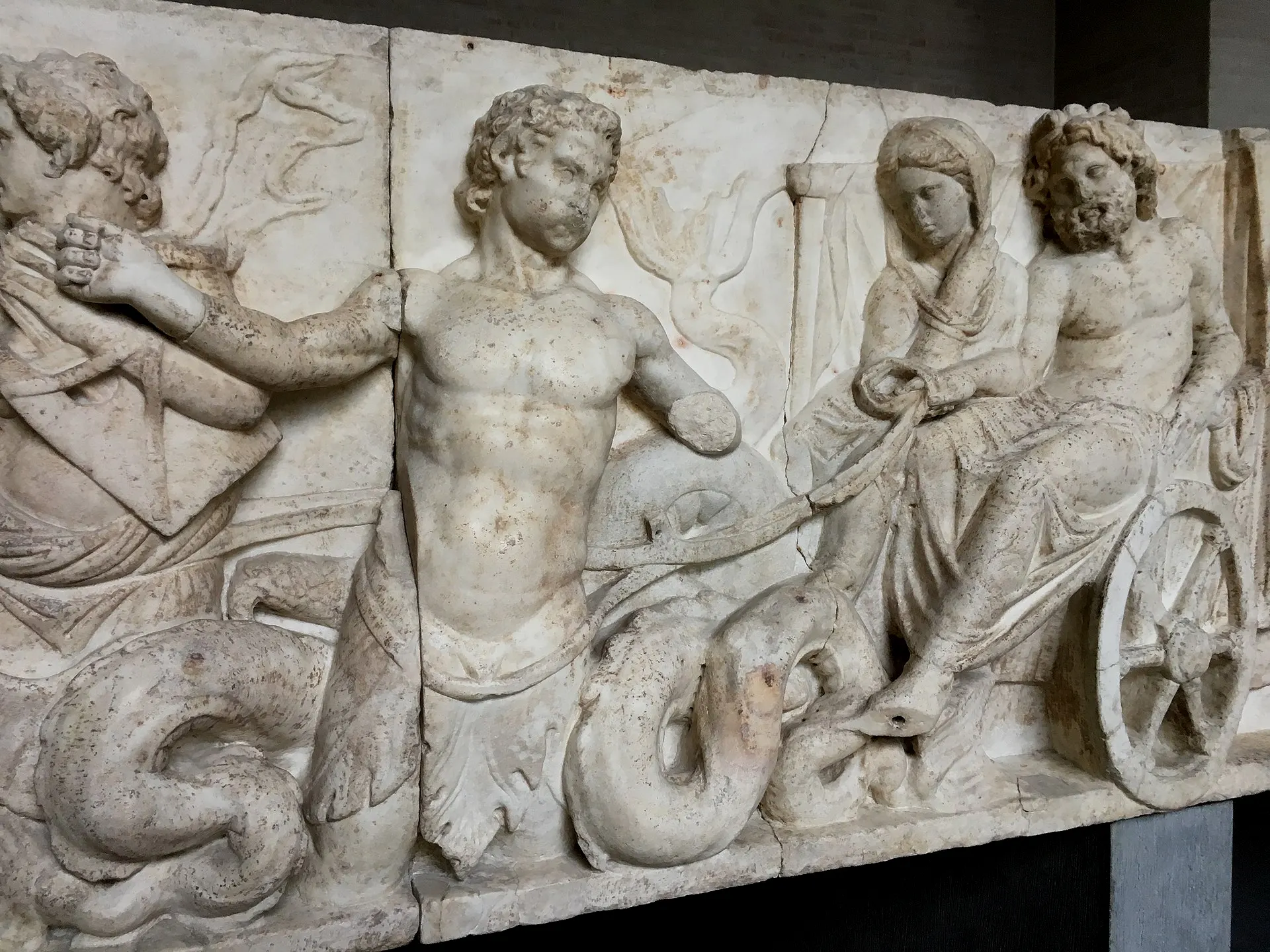 双尾：Triton with two fish-tails. Altar of Domitius Ahenobarbus. Glyptothek Munich.