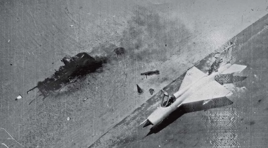 遭到空袭的米格-21战斗机