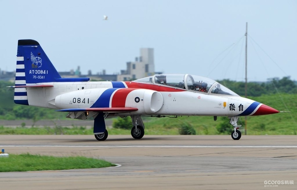 传闻该飞机的原型是台湾的AIDC AT-3教练机