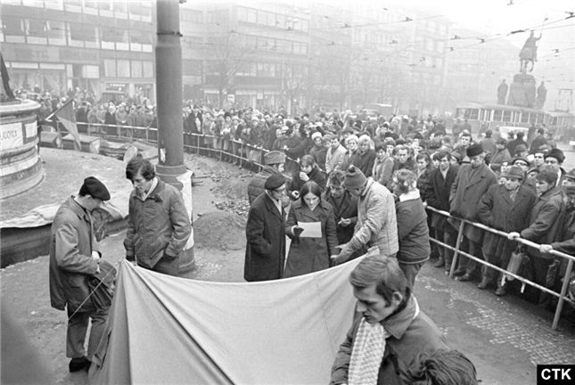 圖注：為楊·帕拉赫送行的布拉格市民們，攝於 1969 年。