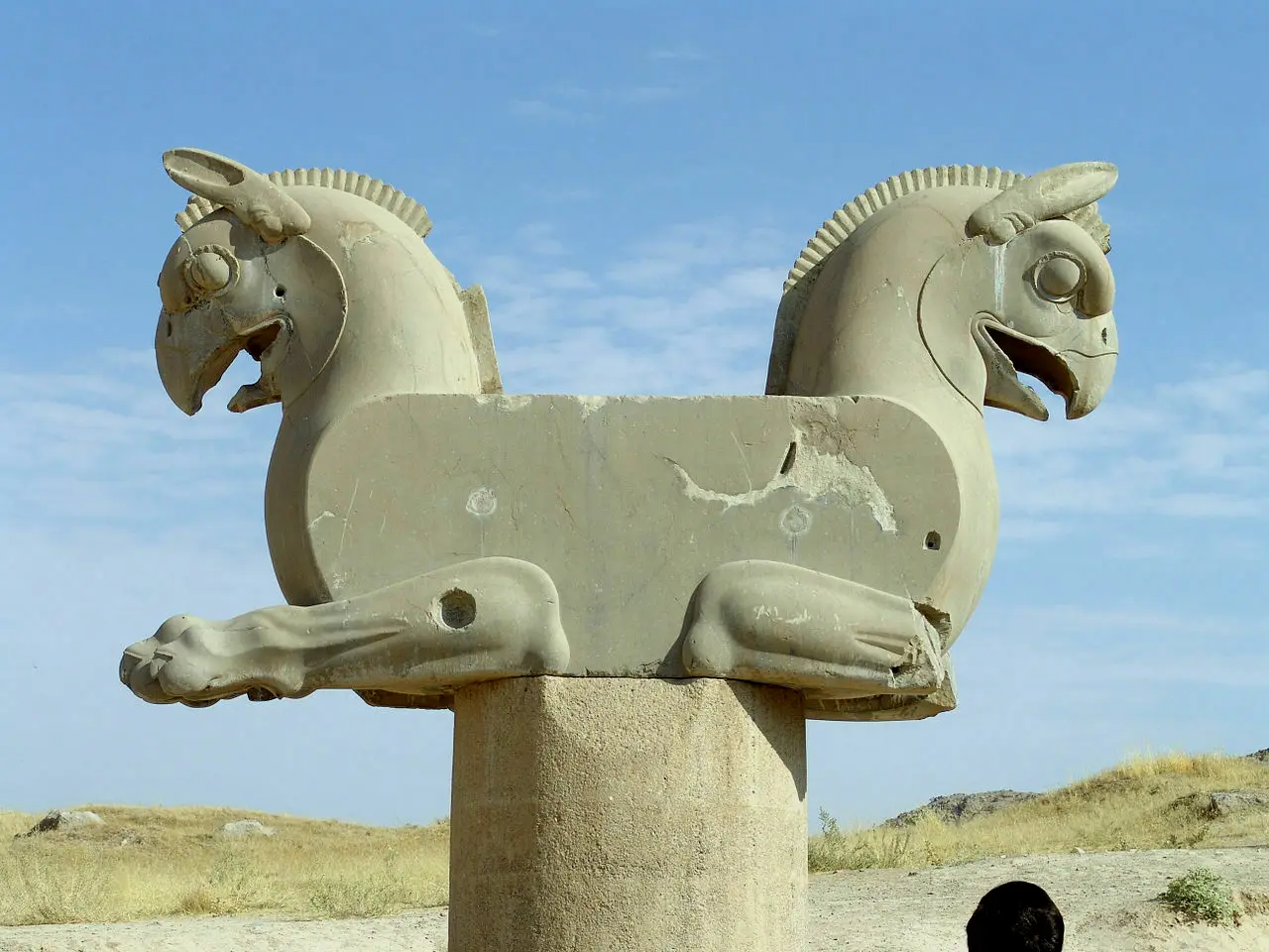 波斯波利斯遗址的鸟形柱头雕塑，当地流行的解释中将其成为呼玛，当然这并不是它唯一的形象，在其他的艺术中它也被描绘为类似不死鸟菲尼克斯的样子