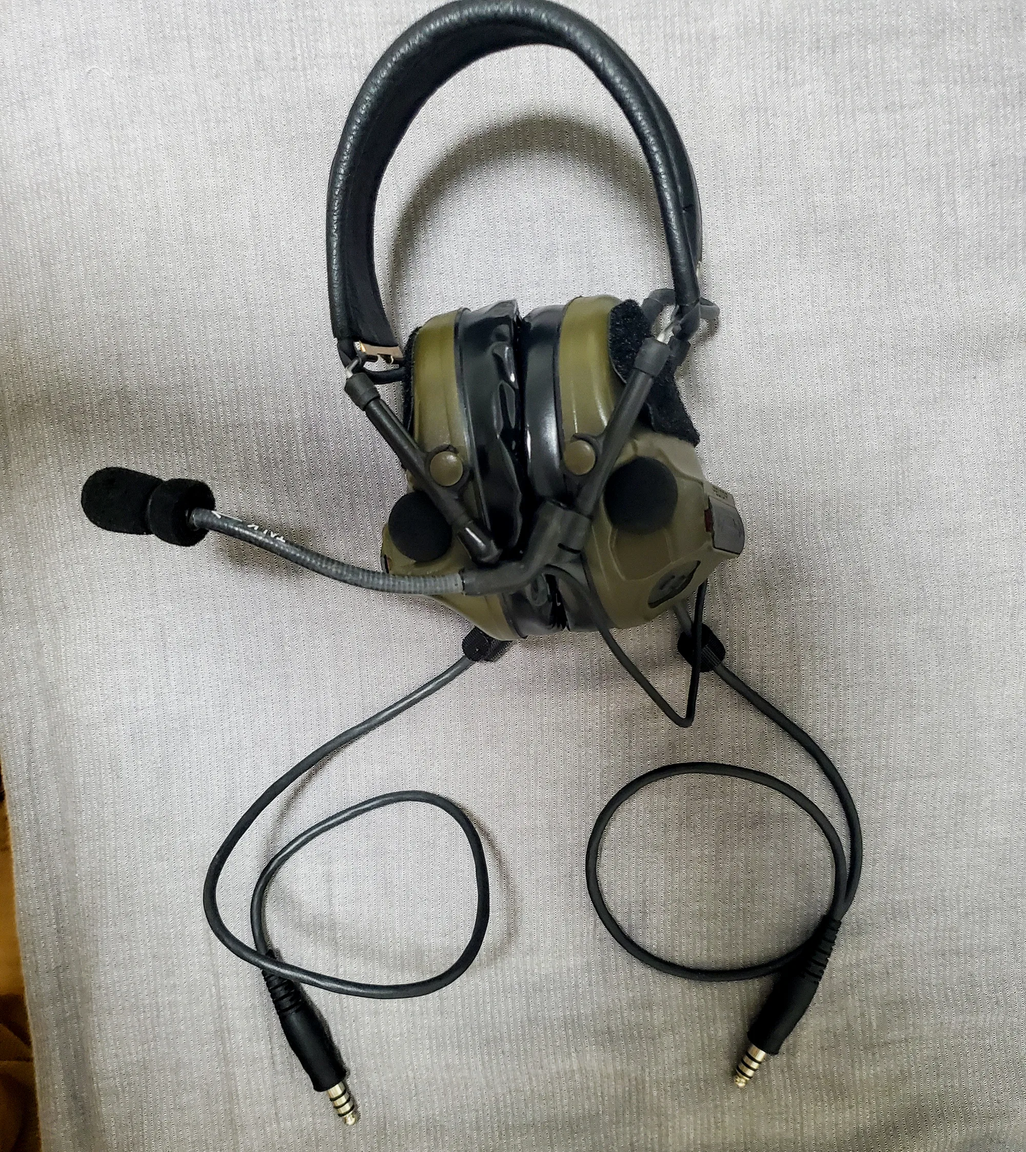 笔者收藏的COMTAC III 双通道版。这个双通道不是色色的那种，而是指可以同时链接两个对讲机。是专为了一个对讲机联系班组内，另一个对讲机联系指挥部的队长/通讯兵所设计的。