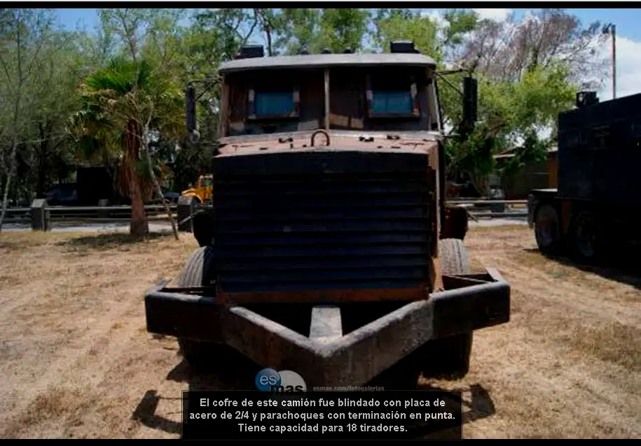 这辆“怪兽”绰号“蝙蝠车”，装备了一个巨大的撞锤，引擎盖使用了装甲，车体来自一辆道奇卡车